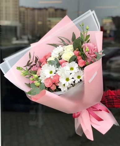 Букет цветов из: Розы, Лизиантусы и Хризантемы в Богоявленской